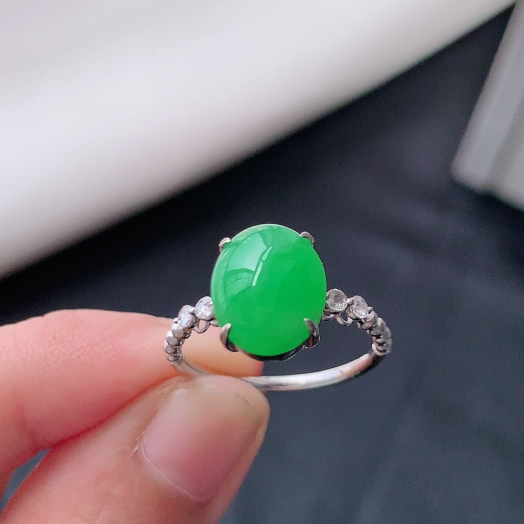 冰阳绿女戒。莹莹青翠，种老无裂水润，佩戴温婉优雅，货号79428，11.5/9.0/2.5