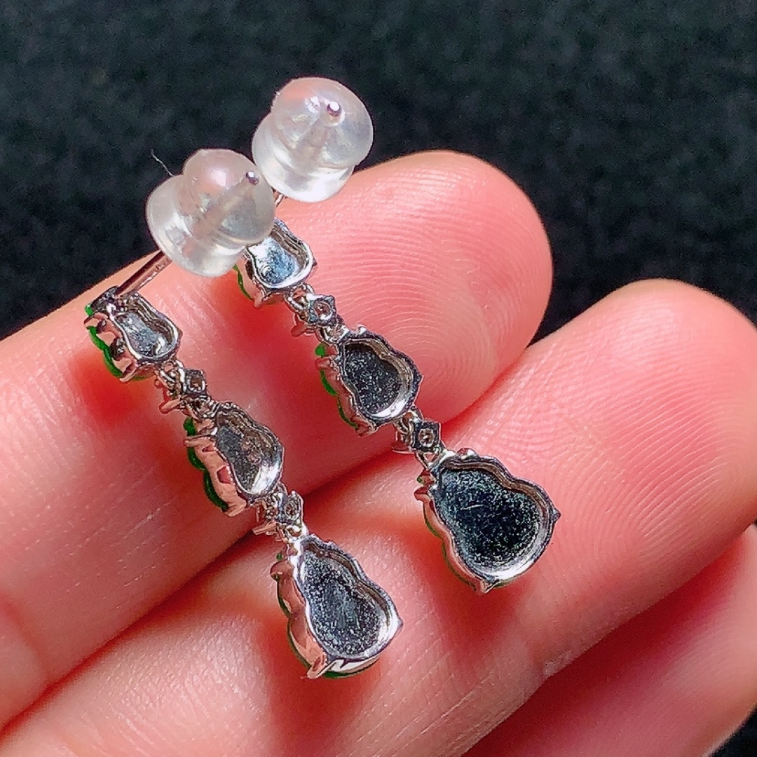 ️18k金镶嵌冰种阳绿葫芦耳坠，种老水头好，又冰又润，饱满无裂：23mm裸石：6.6/5.8/1mm，编号