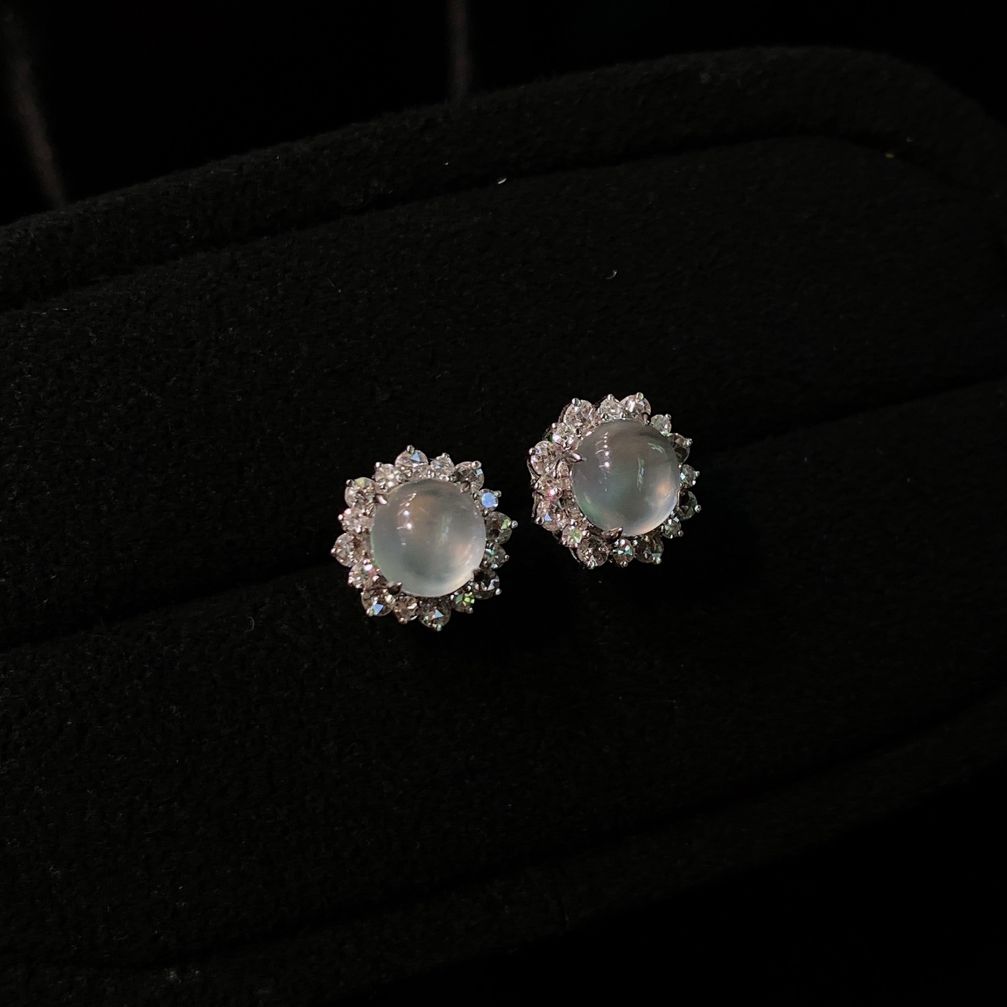 高冰蛋面耳钉，通透如冰，荧光流转，18k金镶嵌，珠宝感十足，尺寸如图一，实物更美～，8.3/6.8