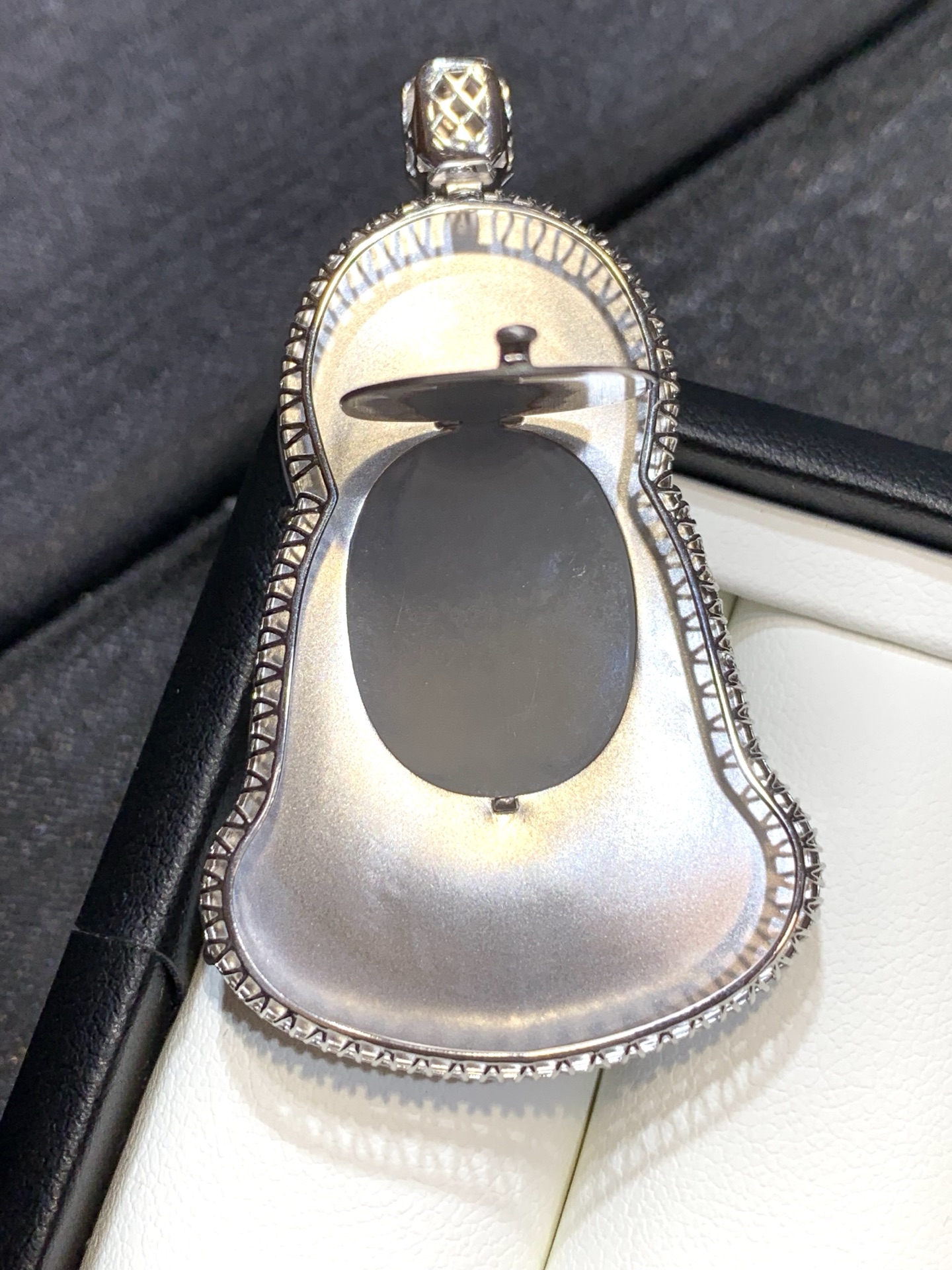 18k金镶嵌冰种起光素衣观音吊坠54.5/32.5/9，裸石47/33/5