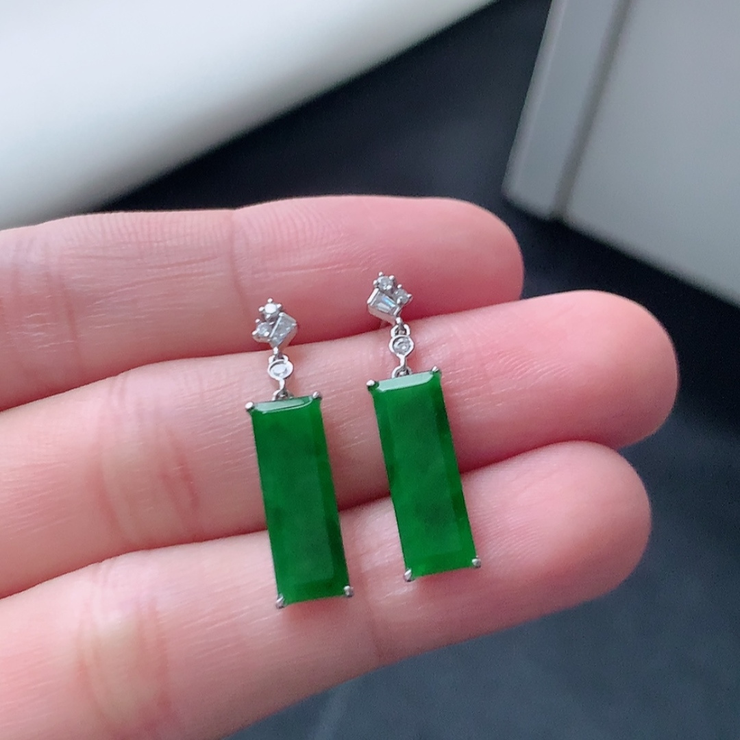 冰阳绿无事牌耳坠，翠色明媚，底子细腻莹润，佩戴清新优雅货号79428，23.9/5.8/2.5