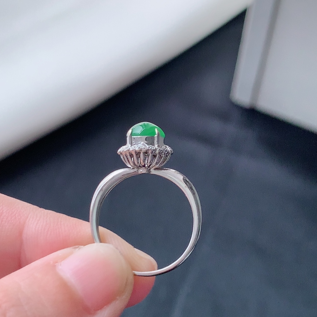 冰阳绿女戒。莹莹青翠，种老无裂水润，佩戴温婉优雅，货号79428，6.9/6.1/2.5