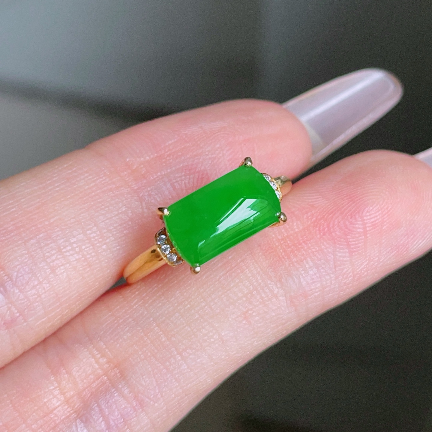 ️ 冰阳绿马鞍戒指，色泽鲜艳，种老水润，18k金镶嵌，裸石 10.7/6.4，圈口 15