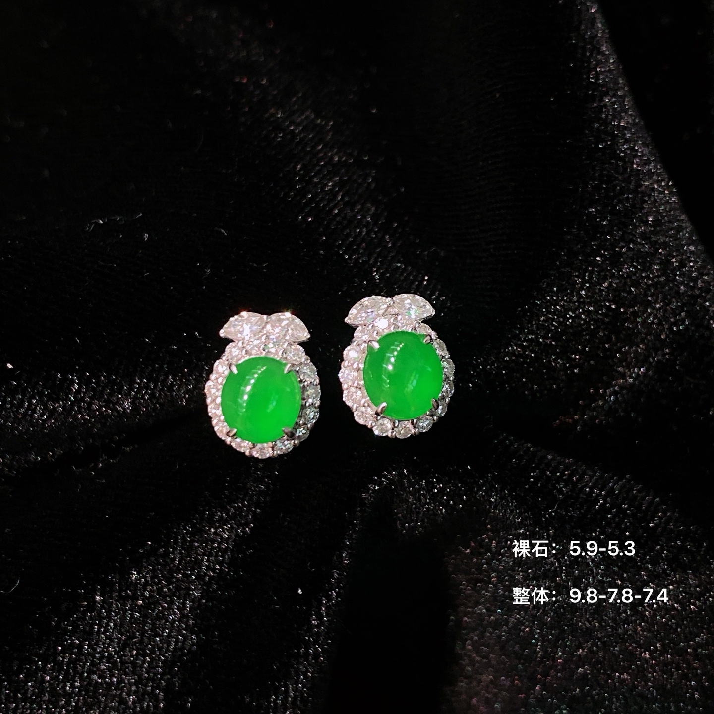 冰阳绿蛋面耳钉，色泽鲜亮，荧光感满满，18K金镶嵌，简约精致，尺寸如图一，实物更美～，5.9/5