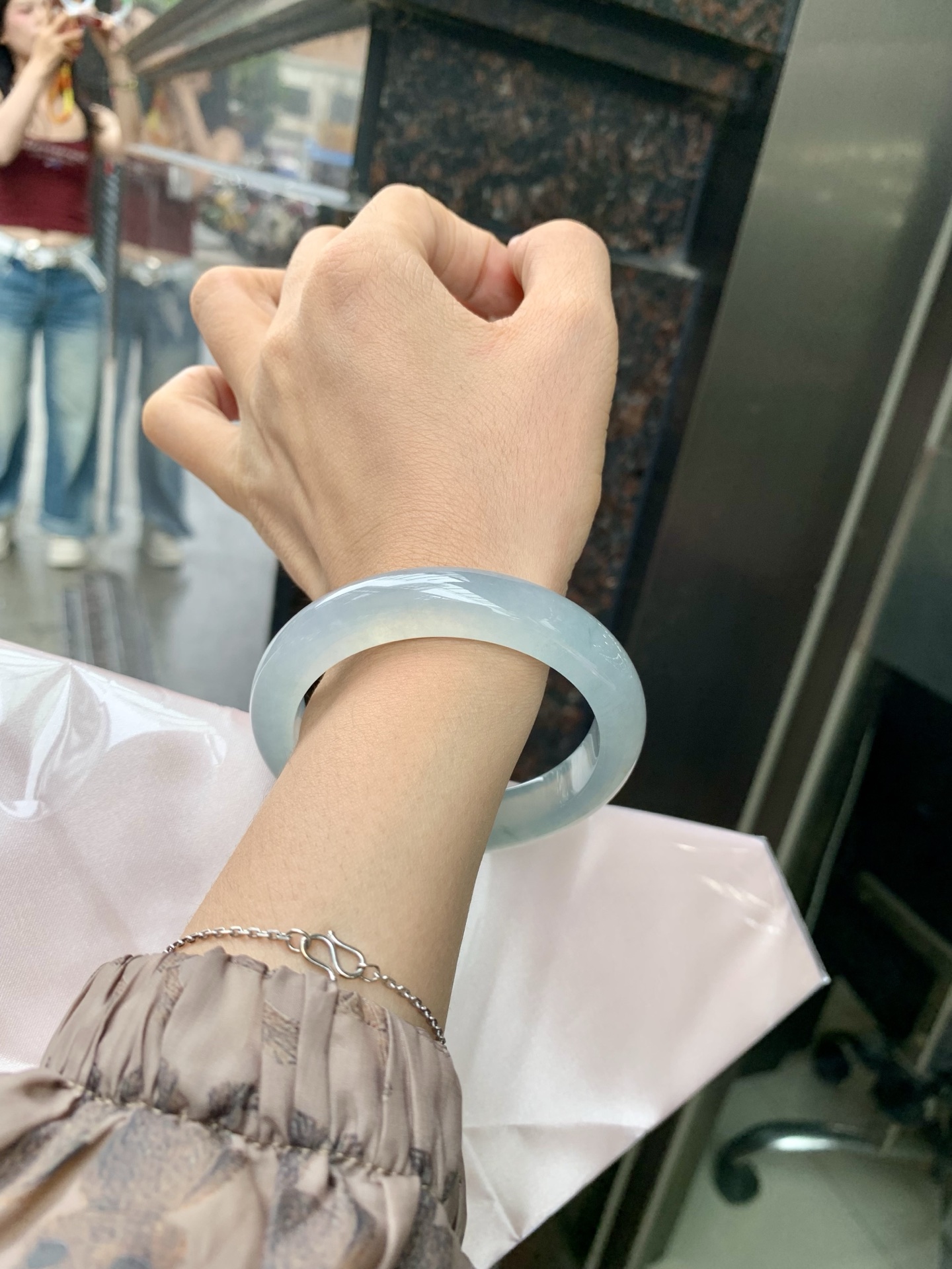 冰蓝正圈，56-8.5-12.2，0429-N576-1，底妆冰润细腻，有洒金，千变万化的冰晴蓝底色，拥有海的颜色，却散发着星空的光芒，这是一只来自冰川蓝的清冷气质仙女镯，无裂