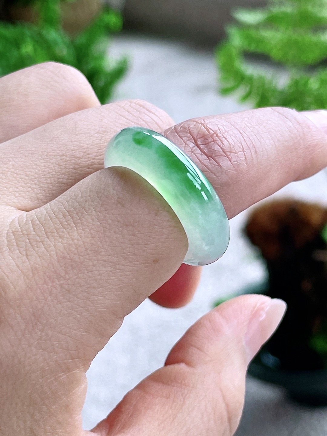高冰飘绿花戒圈指环，缅料，无裂，性比高，飘花，尺寸7.3-4.5，圈口18号，重量7克