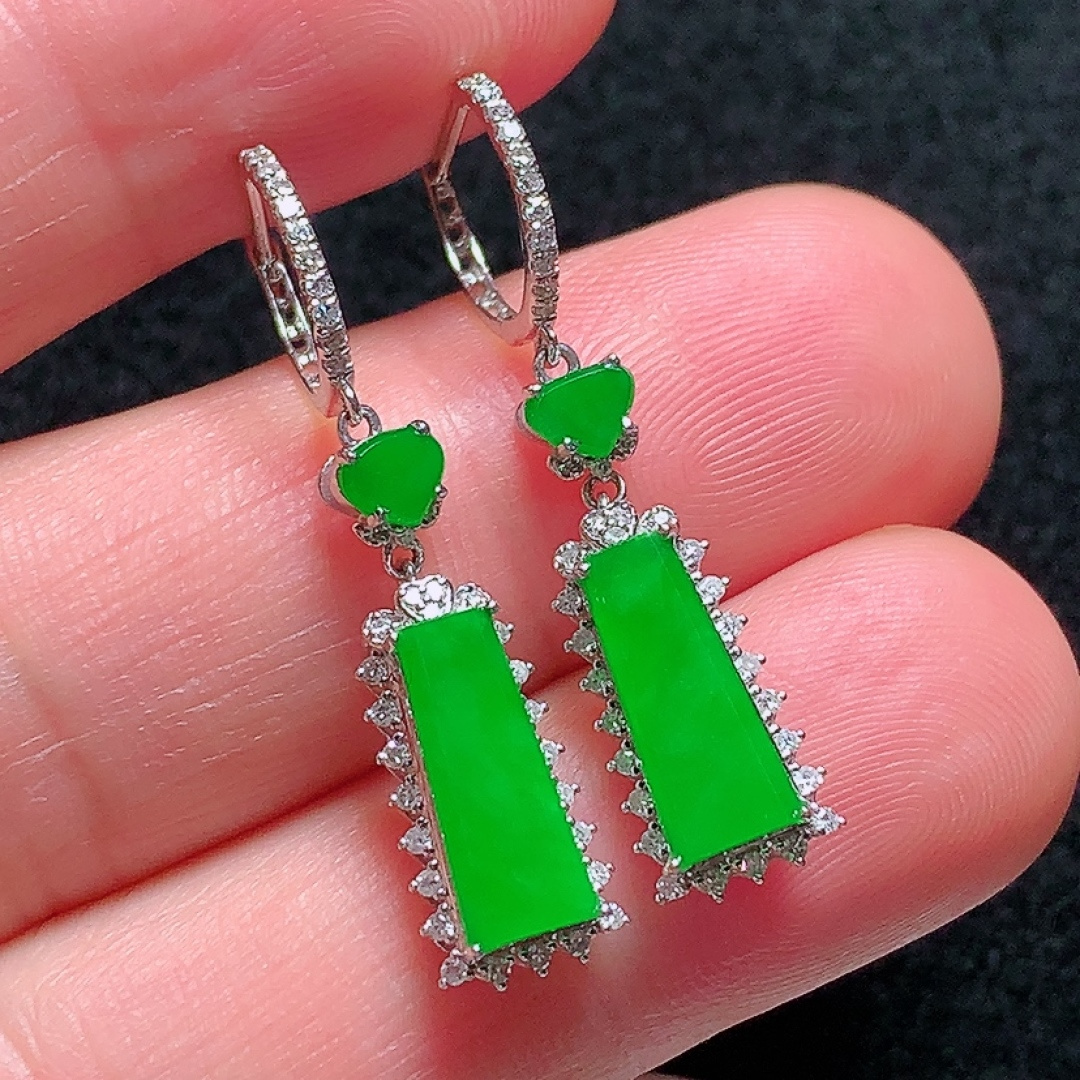 ️18k金镶嵌冰种正阳绿无事牌耳坠，色泽艳丽，种老水头好，又冰又润，饱满无裂：32.6/7.2/4.7mm裸石：12/4.9/2mm，编号