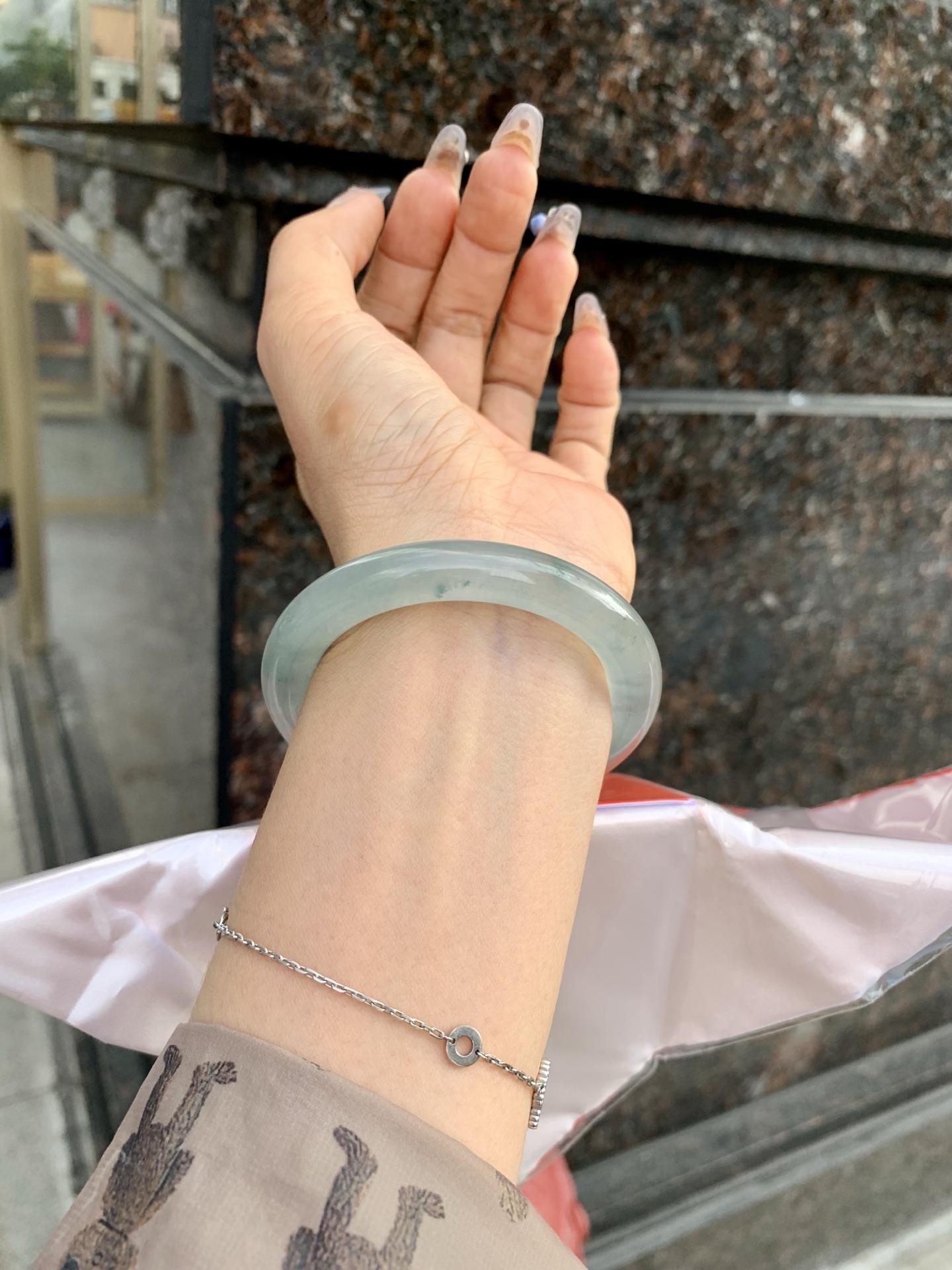 冰飘花圆条，50.9-9-9.1，0429-N582，底妆冰透起光，几抹小碎花清新甜美，上手灵动飘逸。光线不足，拍不出来，无裂