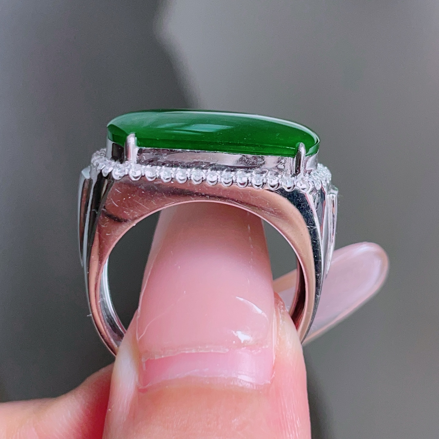 ️ 冰辣绿马鞍戒指，色泽浓郁，种老水润，18k金镶嵌，裸石 19.3/11.8，圈口 18