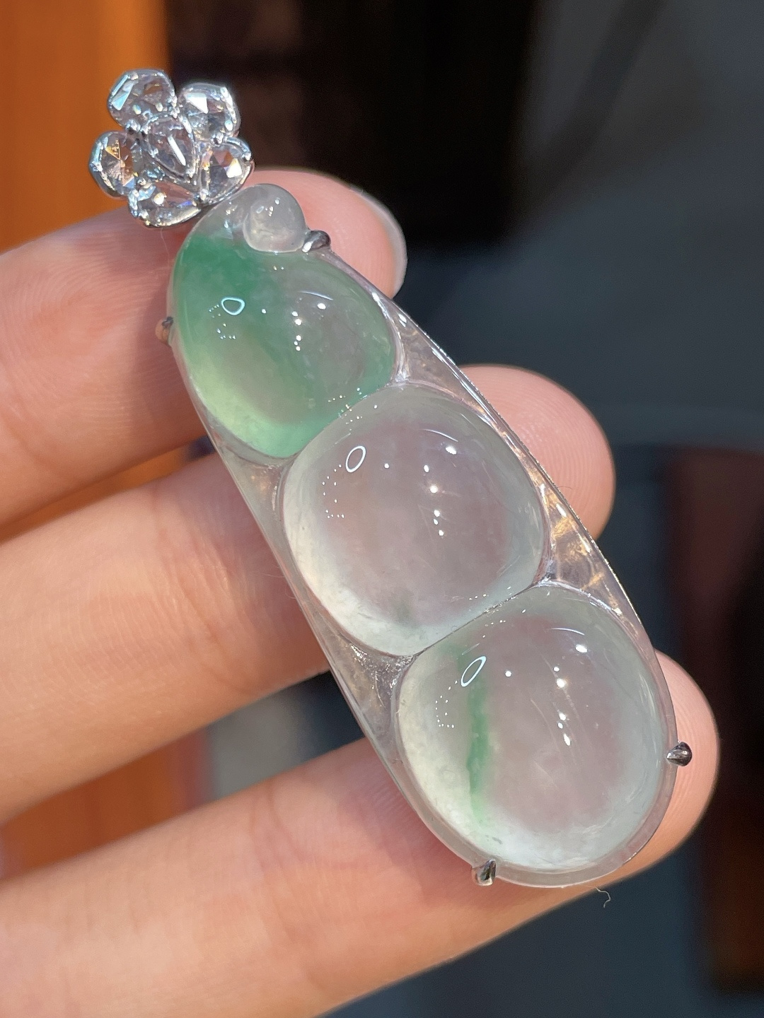 冰绿豆子吊坠，无裂，18k金镶嵌，42/15.6/5.1，编号51.5-16.4-10.9