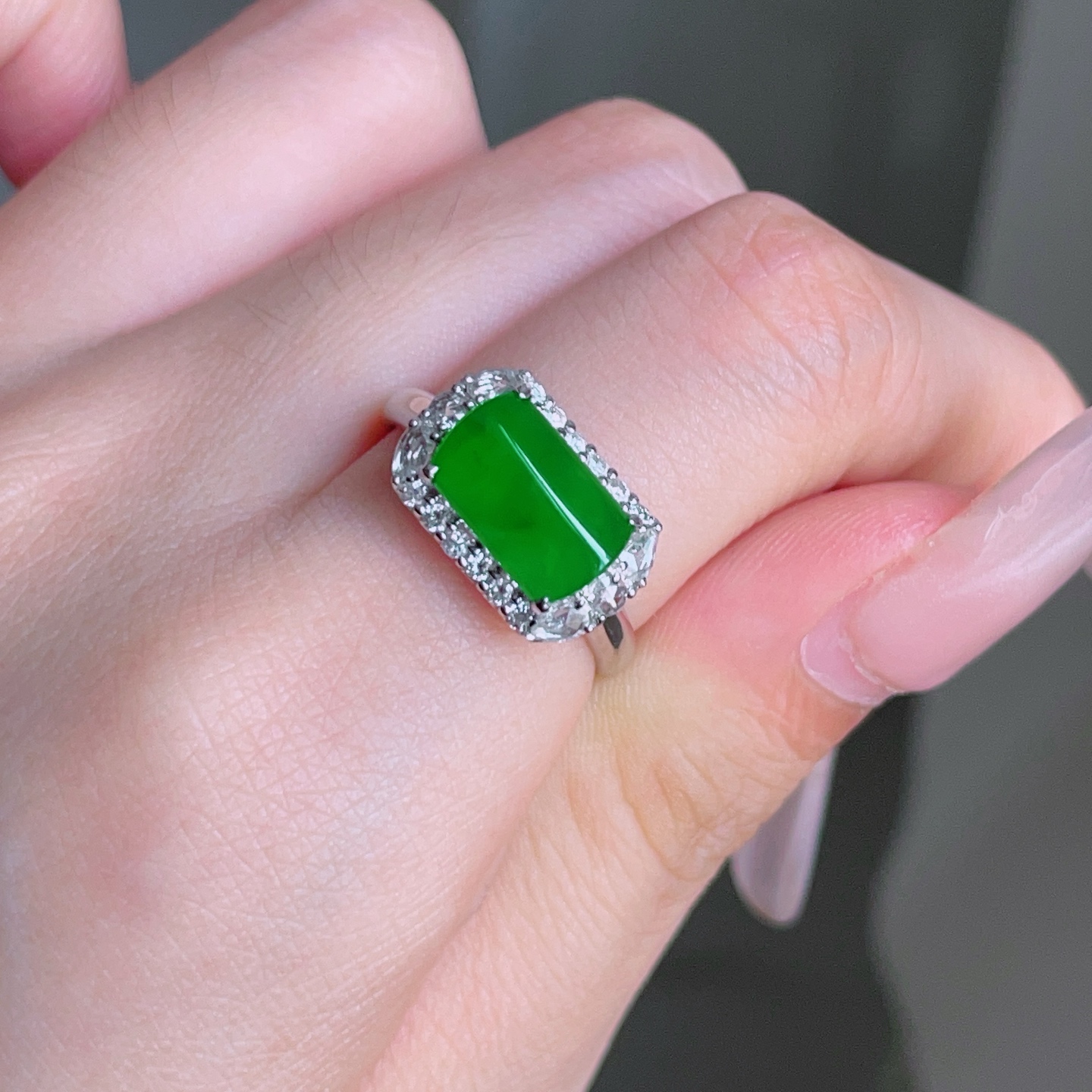 ️ 马鞍形戒指，色泽鲜艳 种老水润 18k金镶嵌，裸石 10.6/7.2，圈口 14