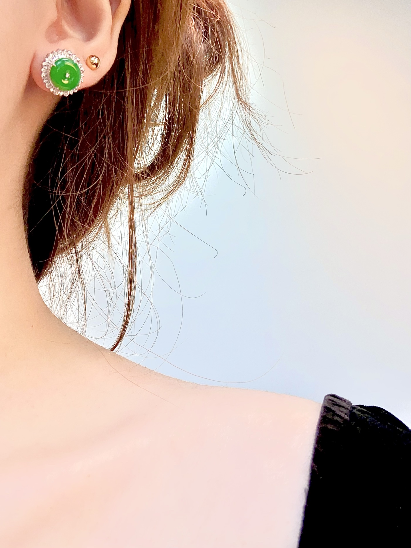 ️冰种阳绿平安扣耳钉，美到心尖上的“平安富贵”，戴在身上既有古典韵味，又显贵气：15-7，裸石：1