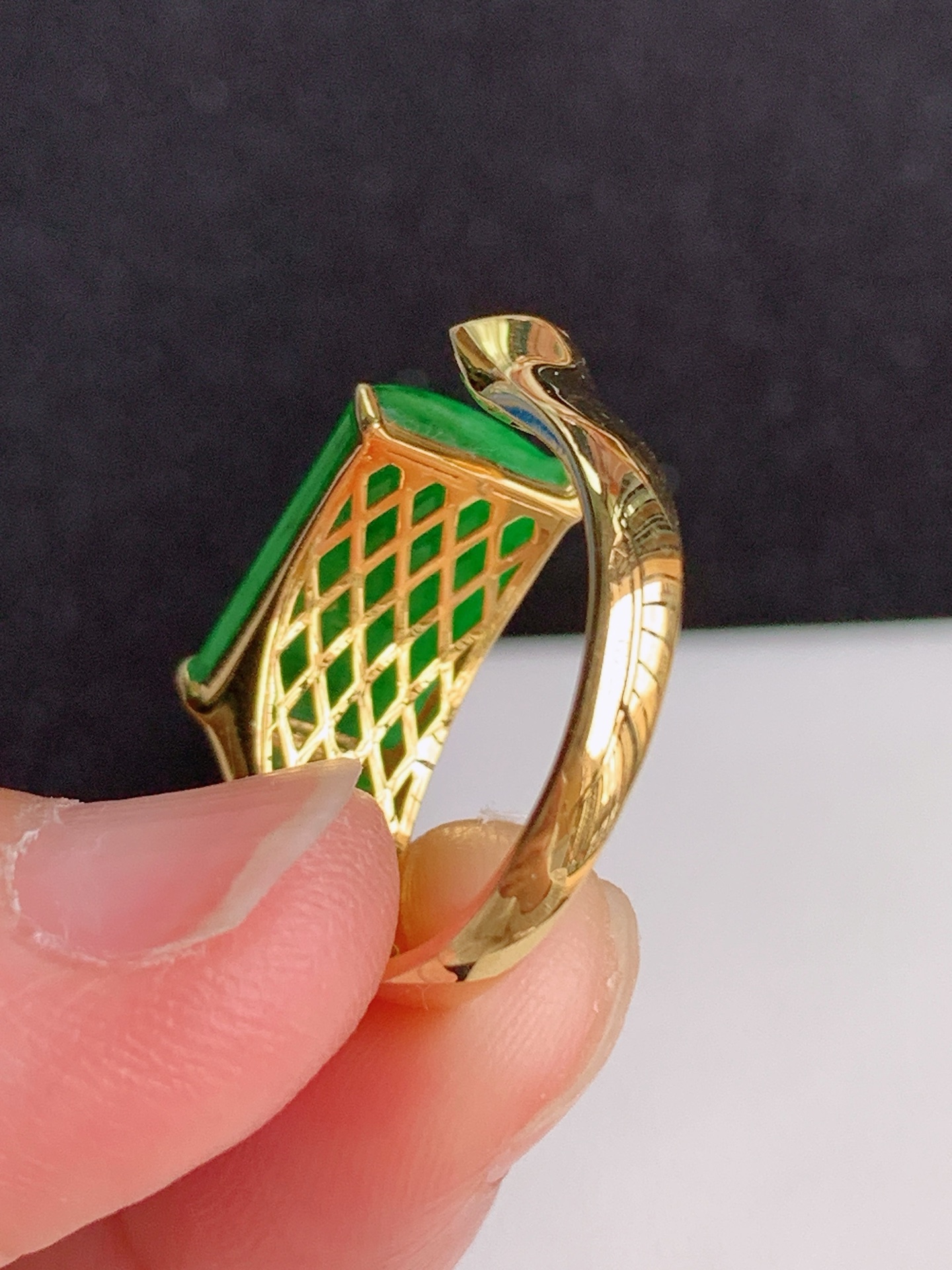 ️，18k镶嵌冰绿马鞍戒，无裂，裸石尺寸：12/9/8，圈口：16