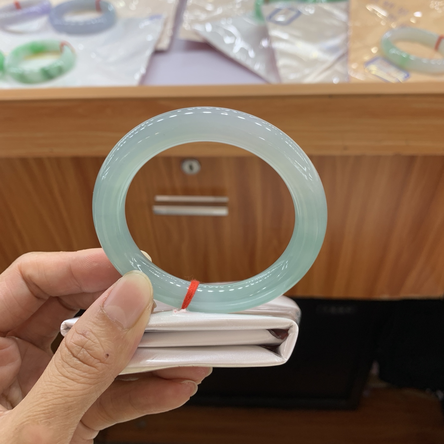 042817FN，冰蓝胶圆条翡翠手镯，54-9.7-9.5