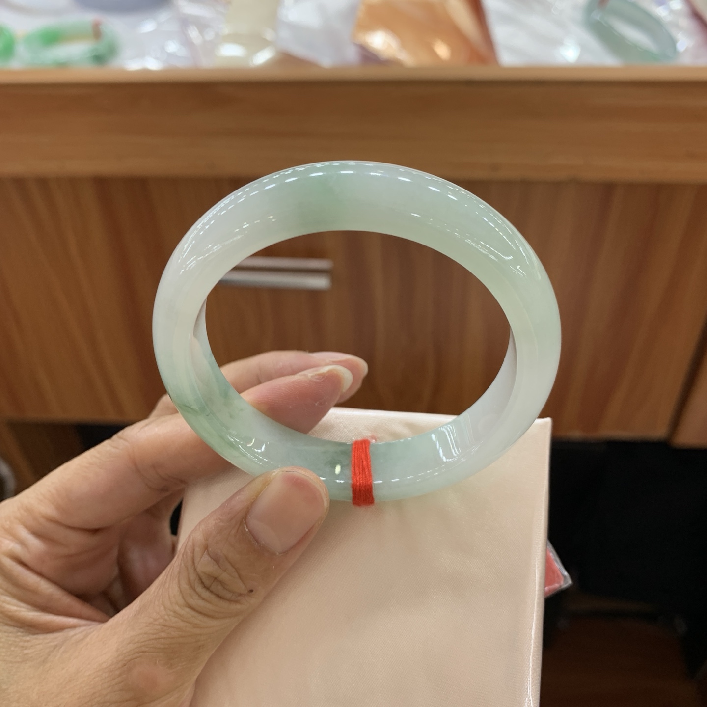 042811FN，冰胶底飘绿花正圈翡翠手镯，55-12.7-7.9，编号042811FN