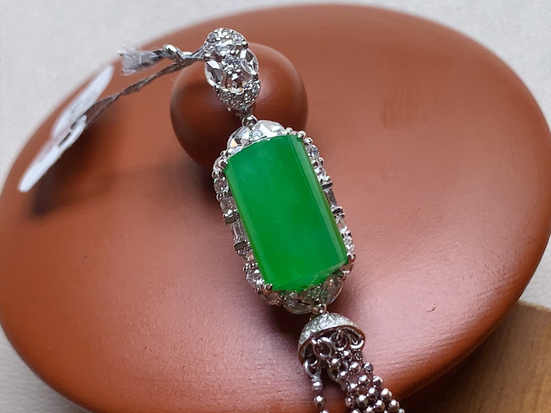 ️ 冰种阳绿马鞍形吊坠 18K，色泽漂亮，品相，无裂，尺寸56/9.5/10.3，12/7.5