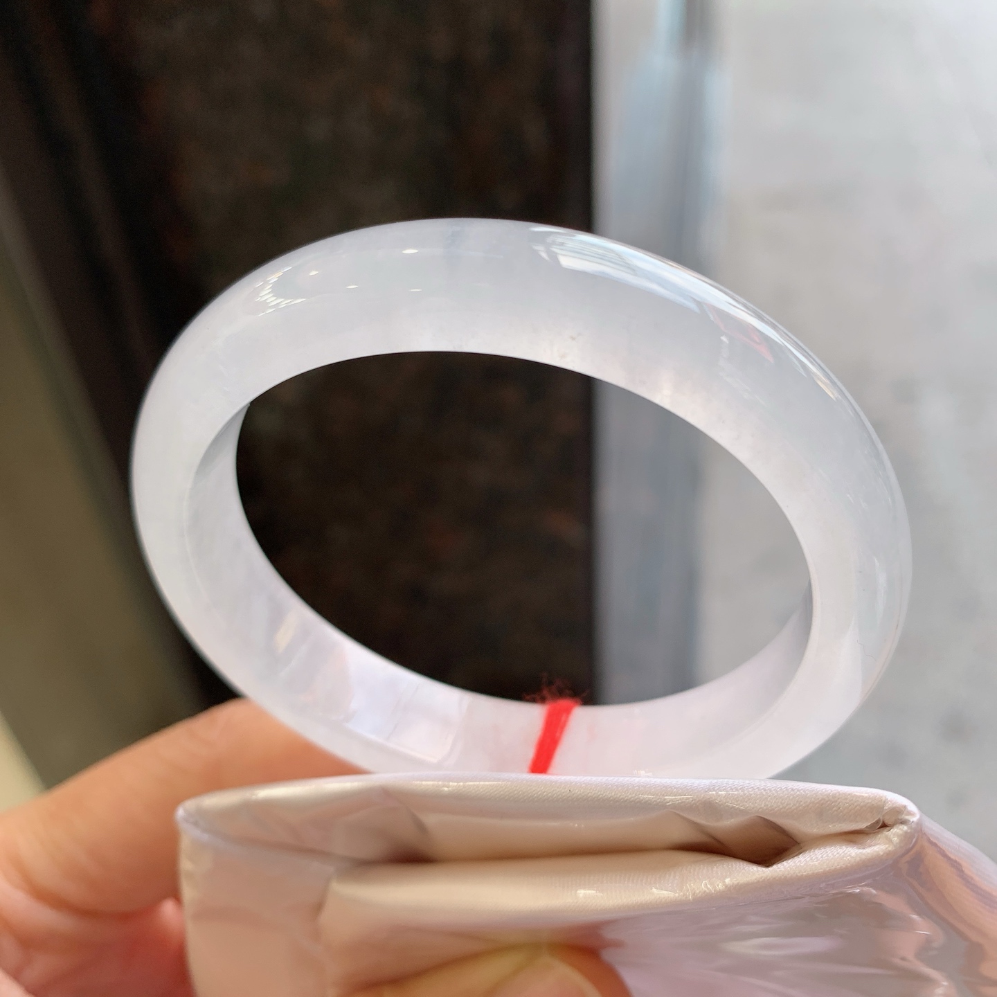 贵妃镯，无裂，尺寸55/48/10.7/7.6，冰润