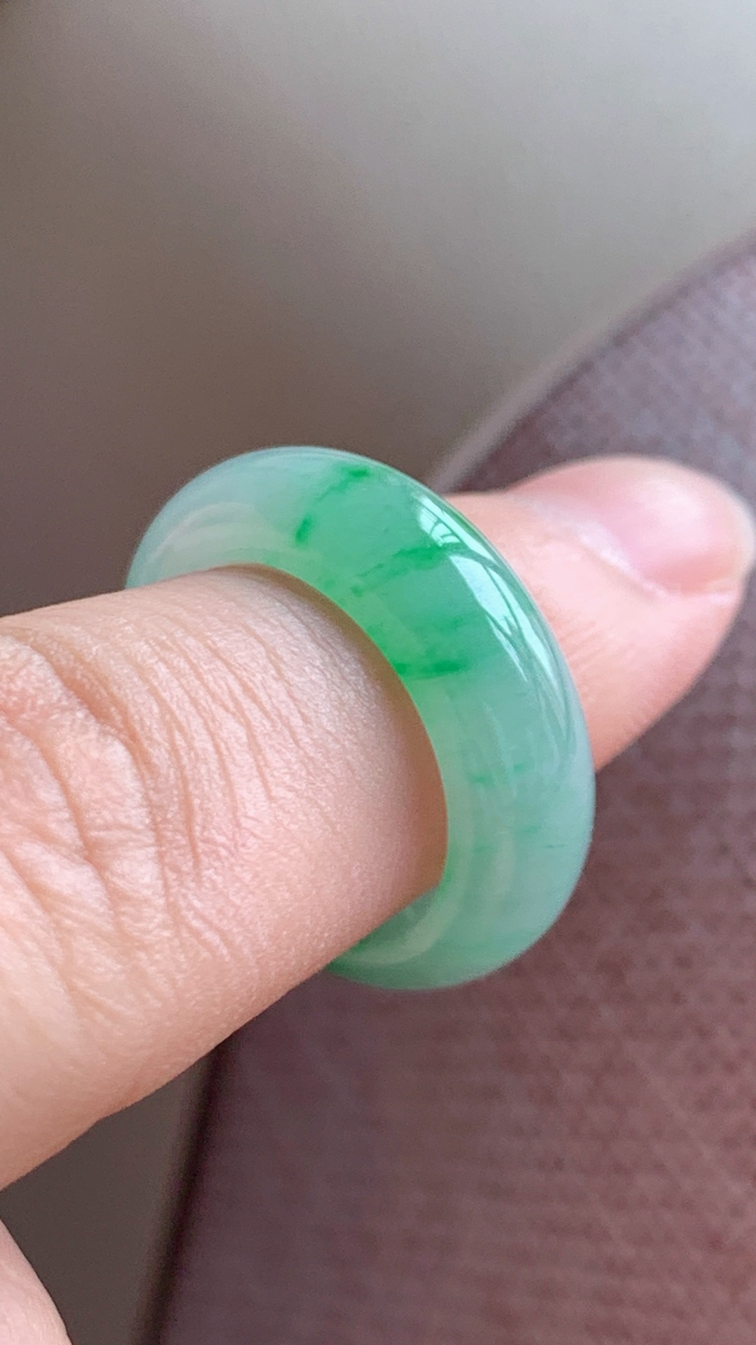 天然翡翠，飘绿花戒圈，细腻无裂，az429