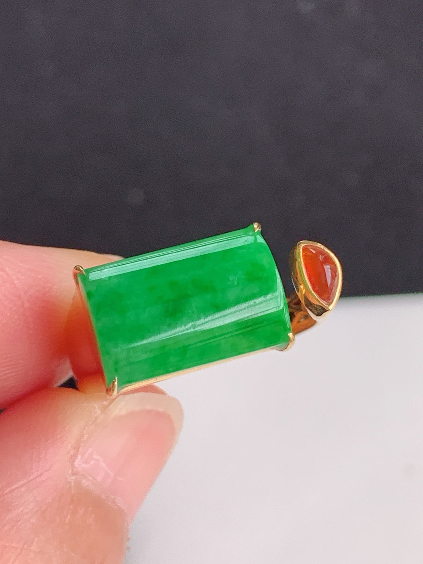 ️，18k镶嵌冰绿马鞍戒，无裂，裸石尺寸：12/9/8，圈口：16