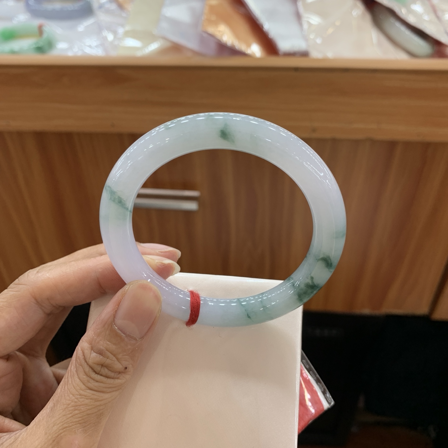 042809FN，冰胶飘花圆条翡翠手镯，54.6-9.1