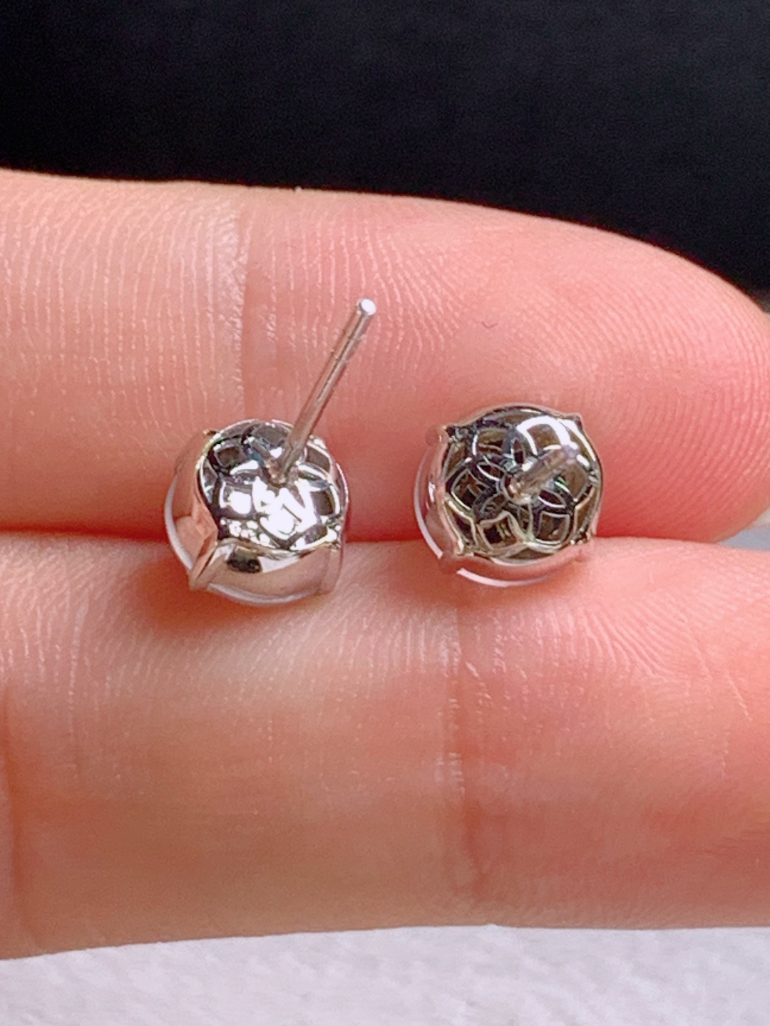 高冰旦面耳钉，无裂，冰透饱满，裸石7.4/7.1/2.5