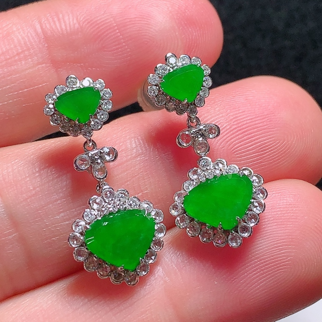 ️18k金镶嵌冰种阳绿水滴耳坠，种老水头好，又冰又润，饱满无裂：23mm裸石：5.6/7.8/1.6mm，编号