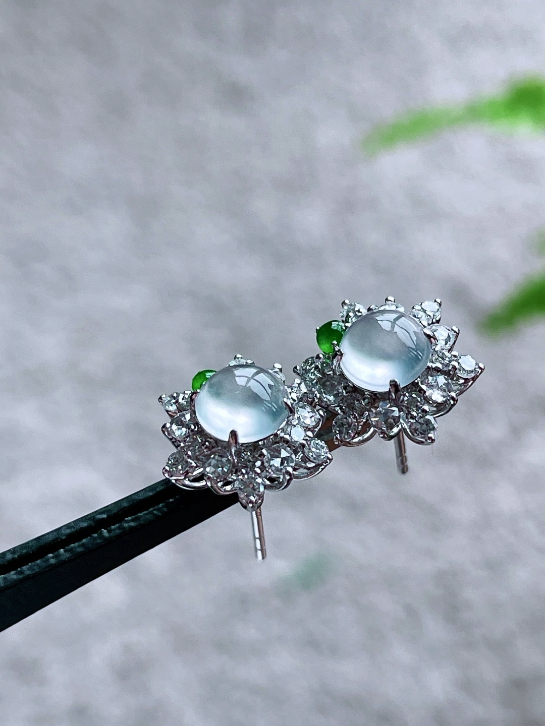 冰蛋面耳钉，18k金镶嵌，无裂，性比高10.2/10.2/7.7，裸石5.2/2.5，重量2.1克