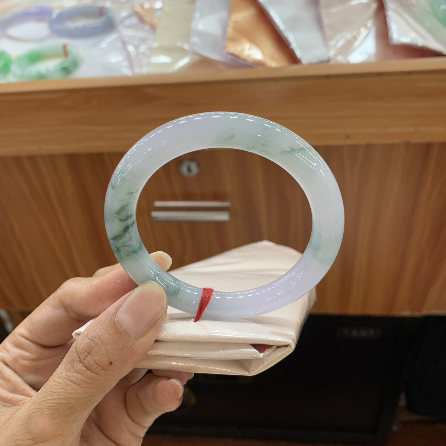 042809FN，冰胶飘花圆条翡翠手镯，54.6-9.1