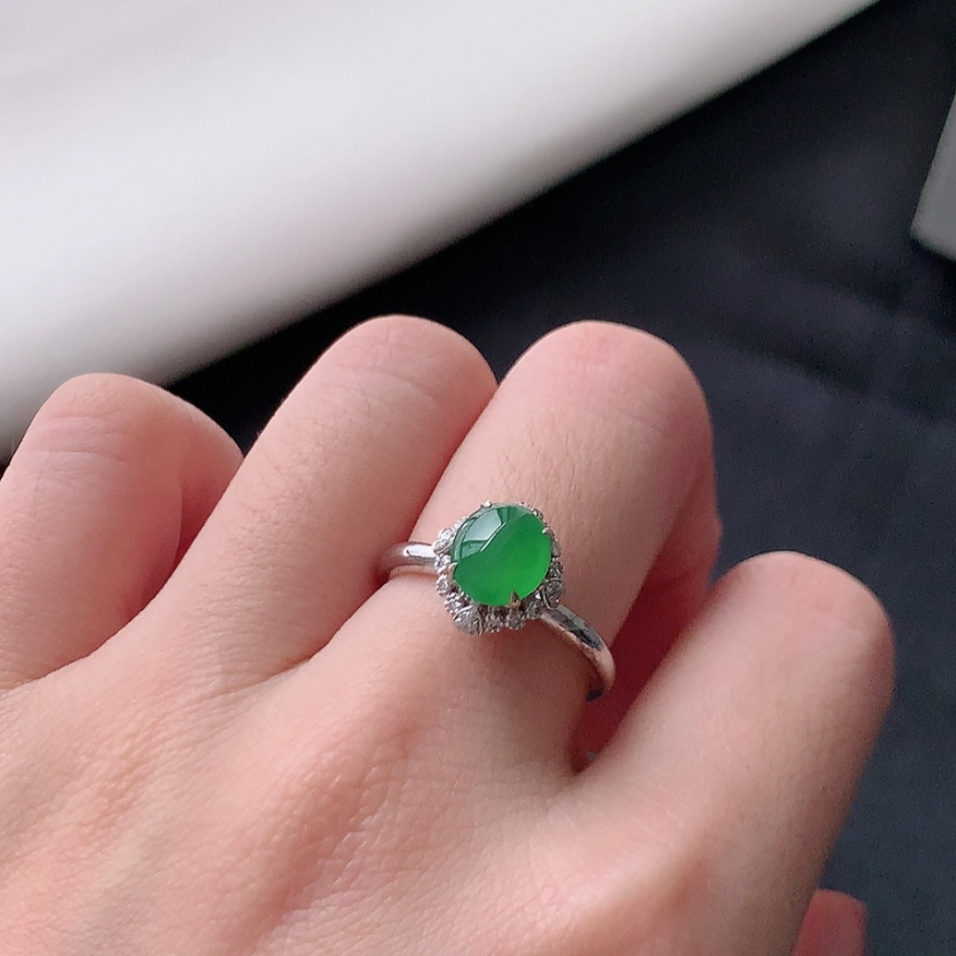 冰阳绿女戒。莹莹青翠，种老无裂水润，佩戴温婉优雅，货号79428，6.9/6.1/2.5