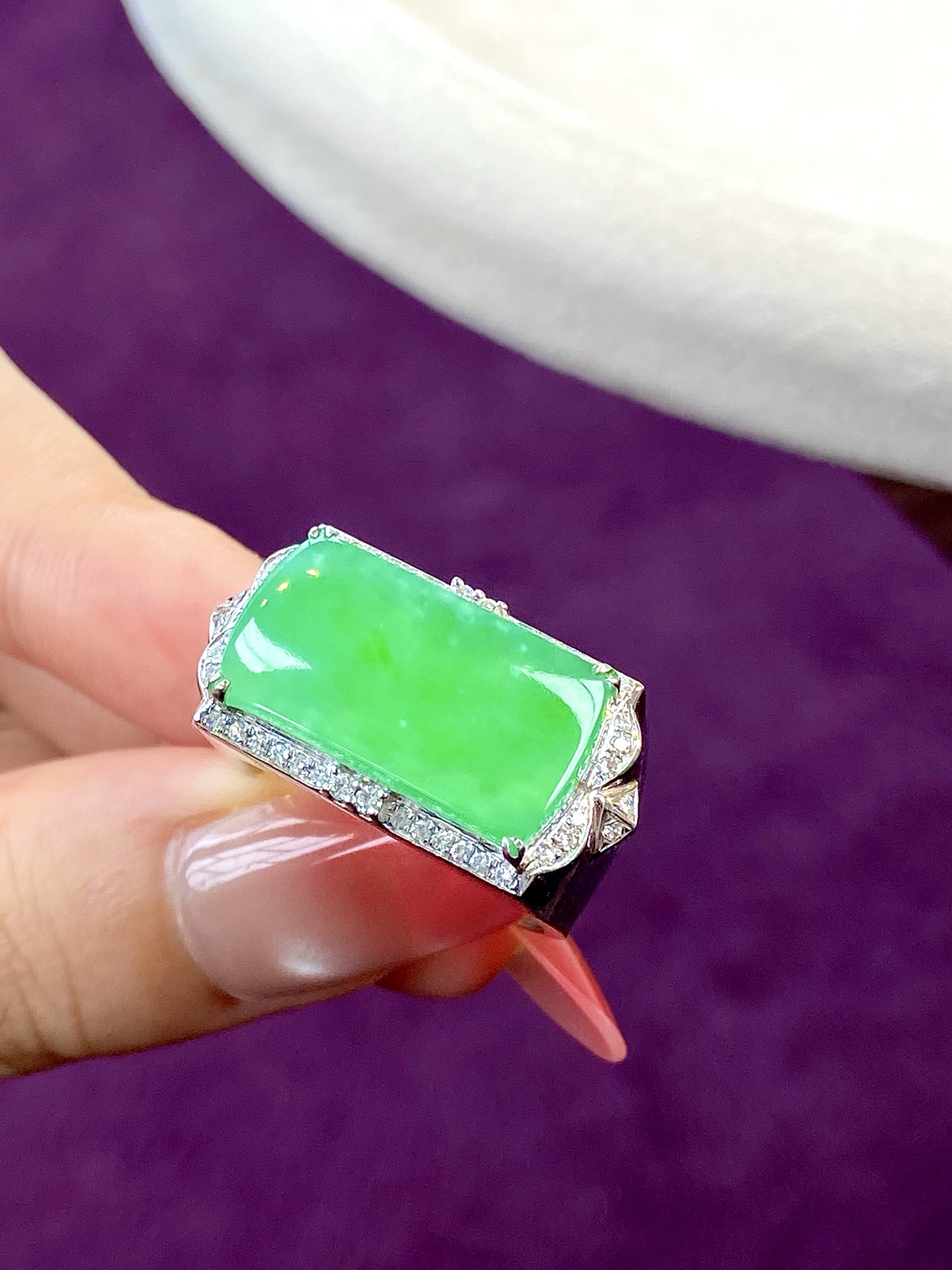 ️冰种木纳绿马鞍戒指，颜色鲜活又明媚，“鞍”稳人生，尽显沉稳与贵气：26.7/13.9/7，裸石：20.1/10.7/3mm，无裂。