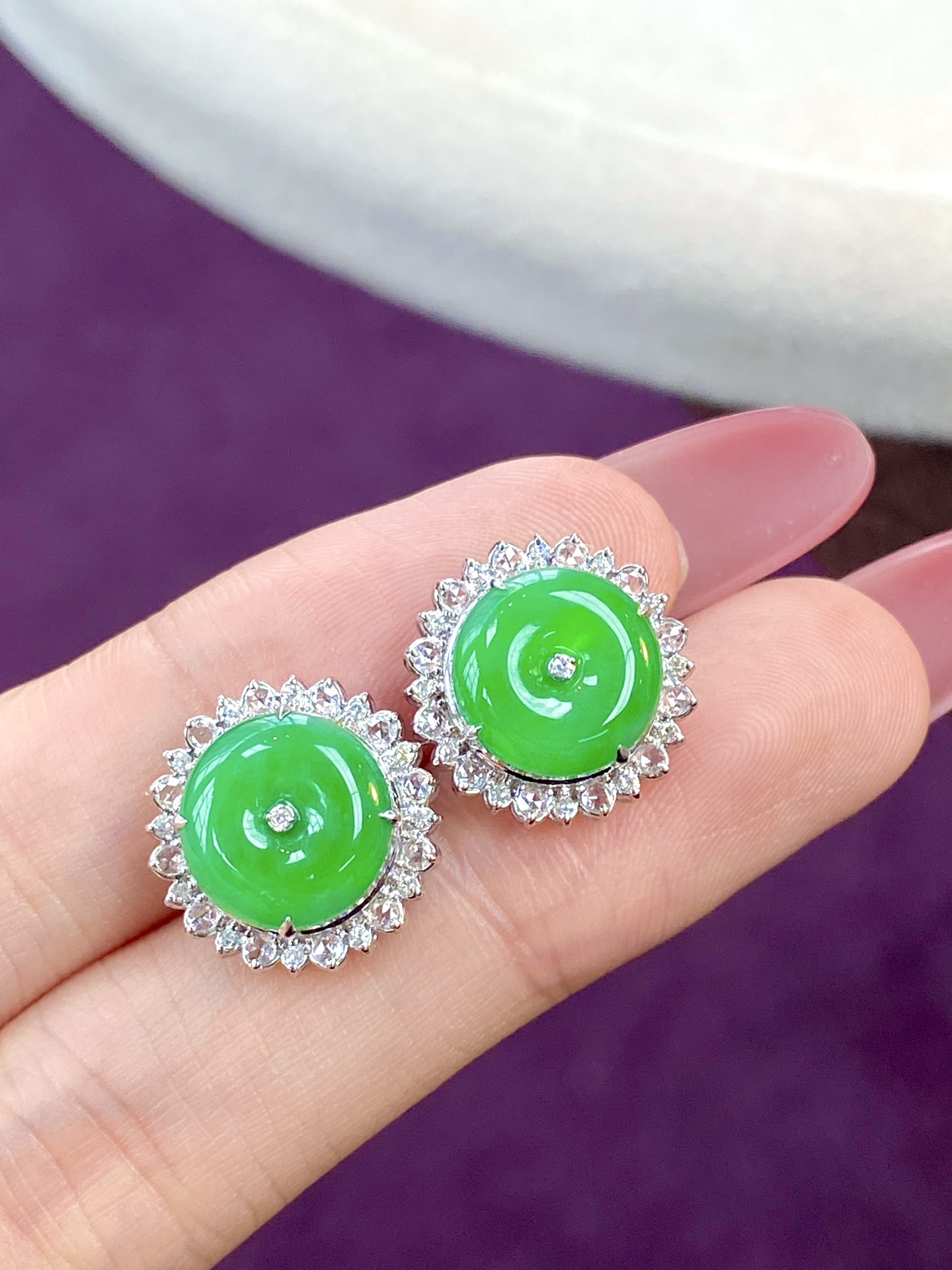 ️冰种阳绿平安扣耳钉，美到心尖上的“平安富贵”，戴在身上既有古典韵味，又显贵气：15-7，裸石：10.5-2.6mm，无裂。