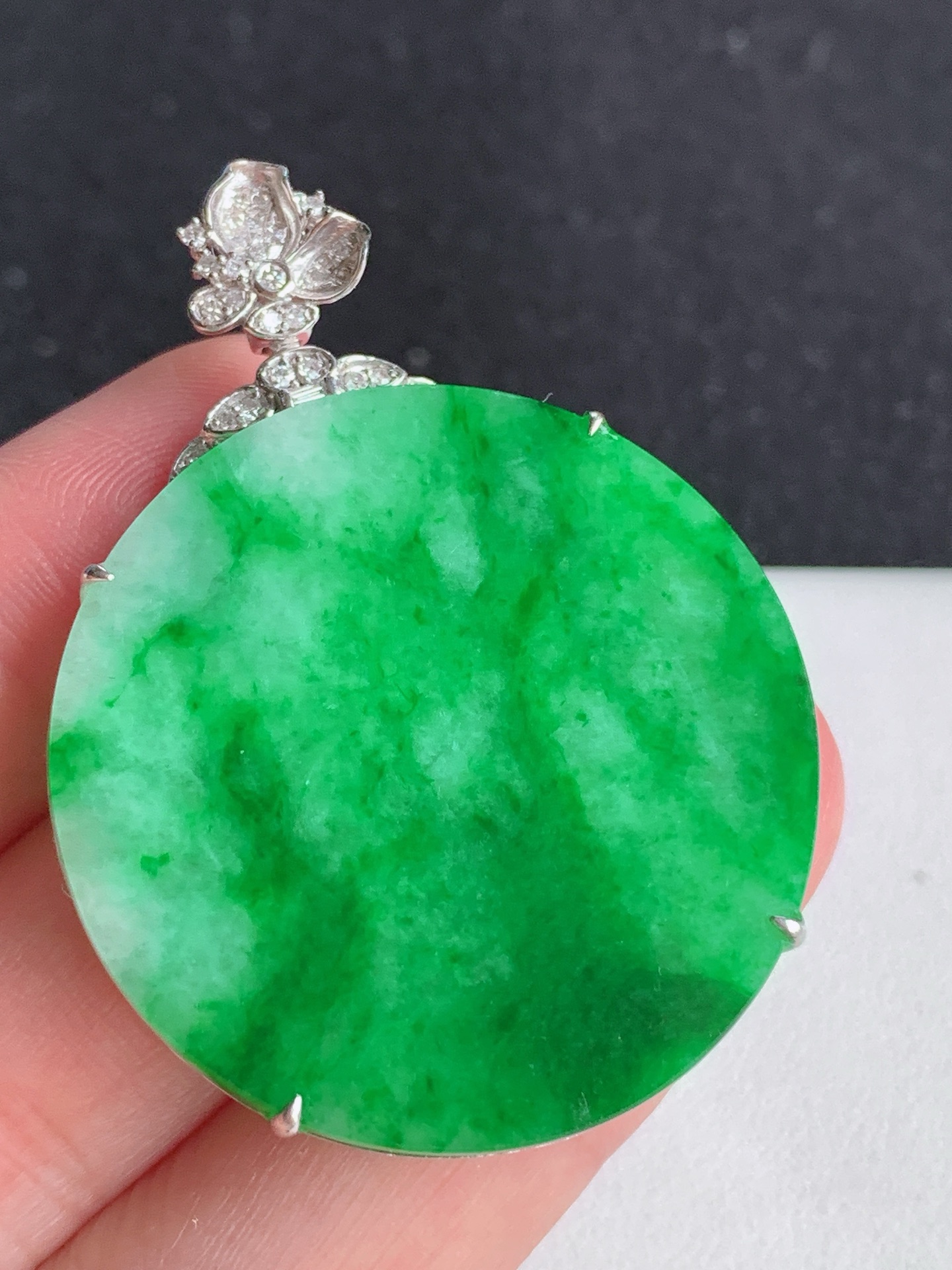 ️，18k镶嵌冰飘绿无事牌，无裂尺寸：47/34.8/5.5