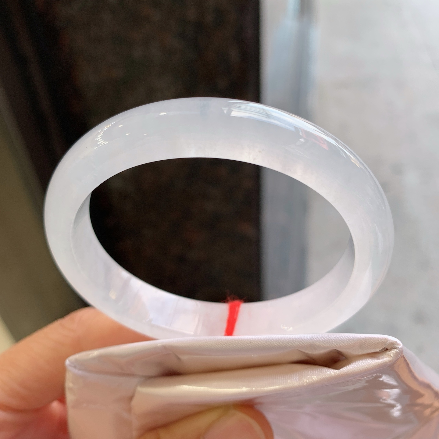 贵妃镯，无裂，尺寸55/48/10.7/7.6，冰润