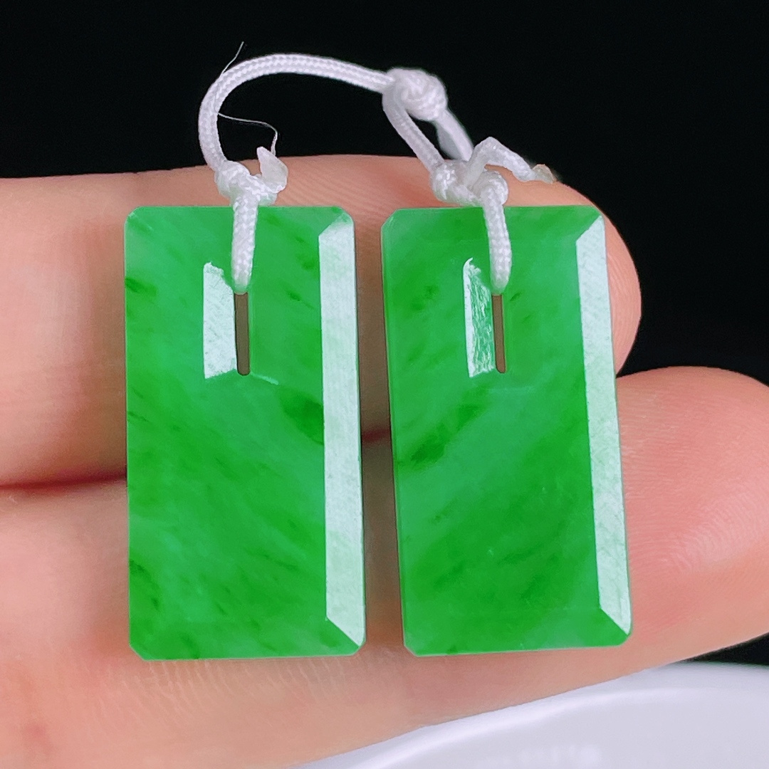 ️阳绿耳坠，老种起光，细底通透，尺寸：23.2/12/2.7mm0429