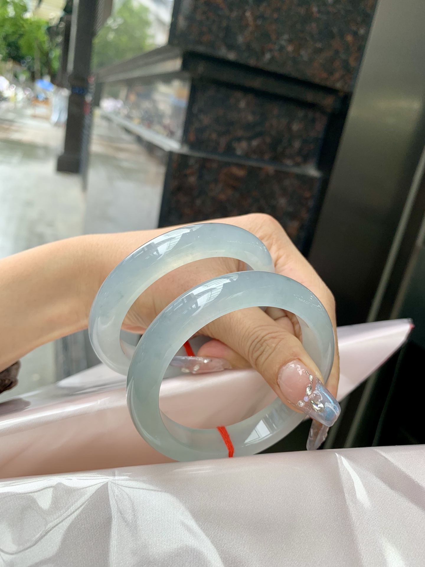 冰蓝正圈，56-8.5-12.2，0429-N576-1，底妆冰润细腻，有洒金，千变万化的冰晴蓝底色，拥有海的颜色，却散发着星空的光芒，这是一只来自冰川蓝的清冷气质仙女镯，无裂