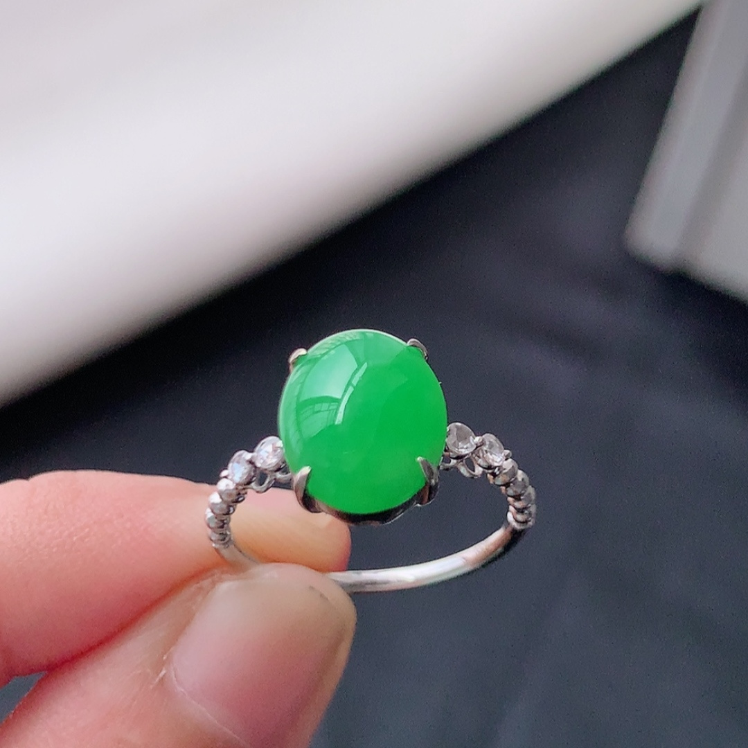 冰阳绿女戒。莹莹青翠，种老无裂水润，佩戴温婉优雅，货号79428，11.5/9.0/2.5
