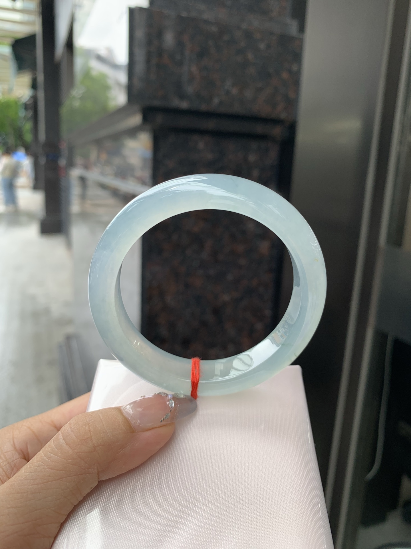 冰蓝正圈，56-8.5-12.2，0429-N576-1，底妆冰润细腻，有洒金，千变万化的冰晴蓝底色，拥有海的颜色，却散发着星空的光芒，这是一只来自冰川蓝的清冷气质仙女镯，无裂