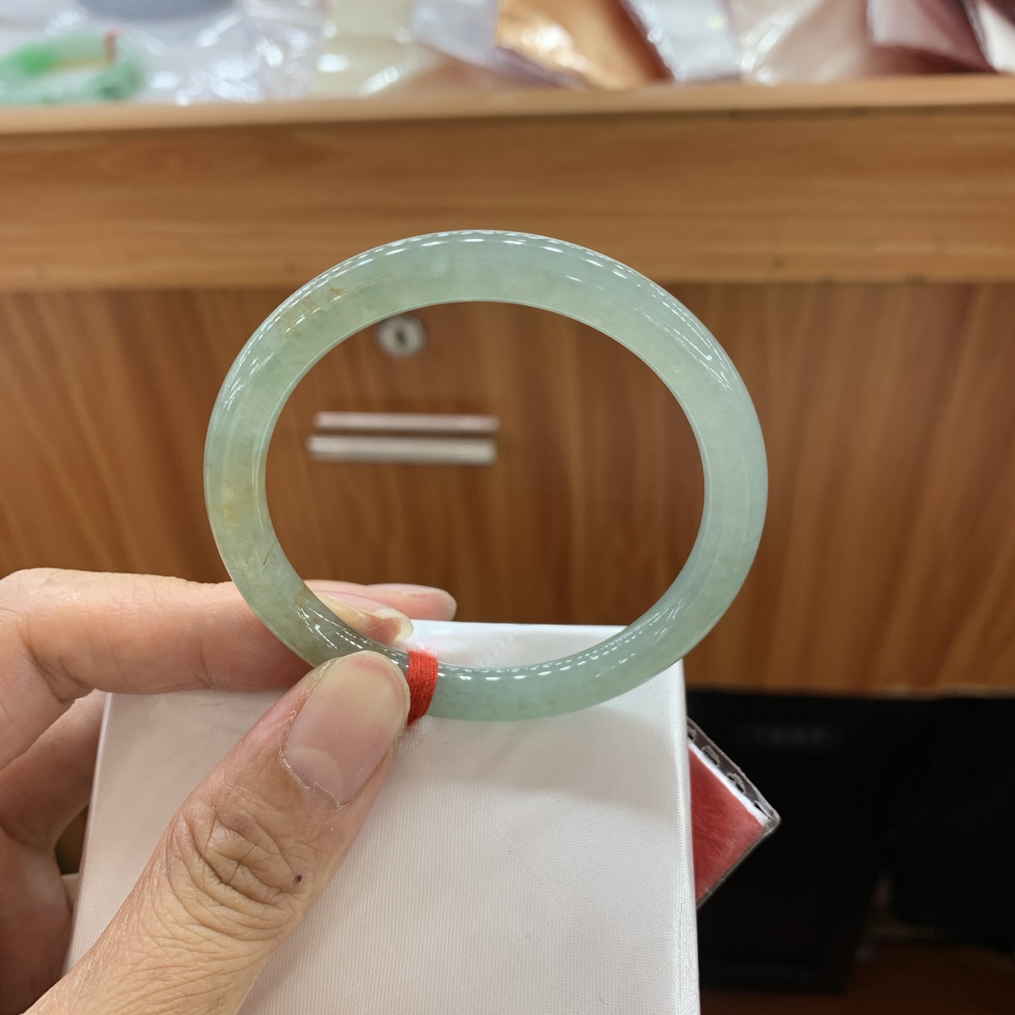 042801FN，底色飘黄翡小圆条翡翠手镯，50.5-6.5-6.7