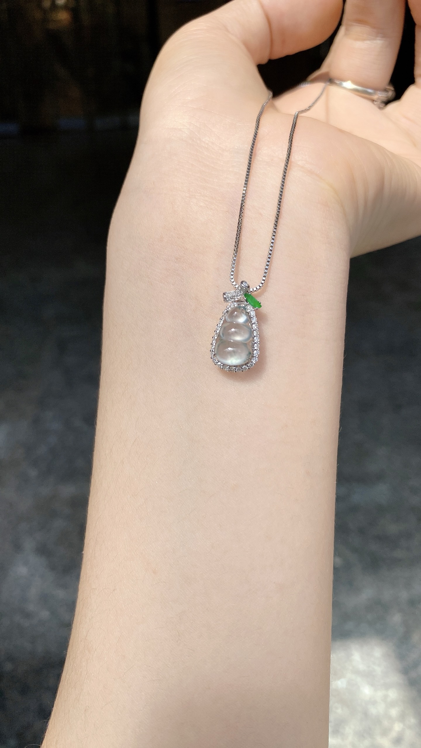 自然光 · 玻璃冰飘蓝花小福豆吊坠，18K · 整：18.1*10*8.5mm，裸：11.8*7.6