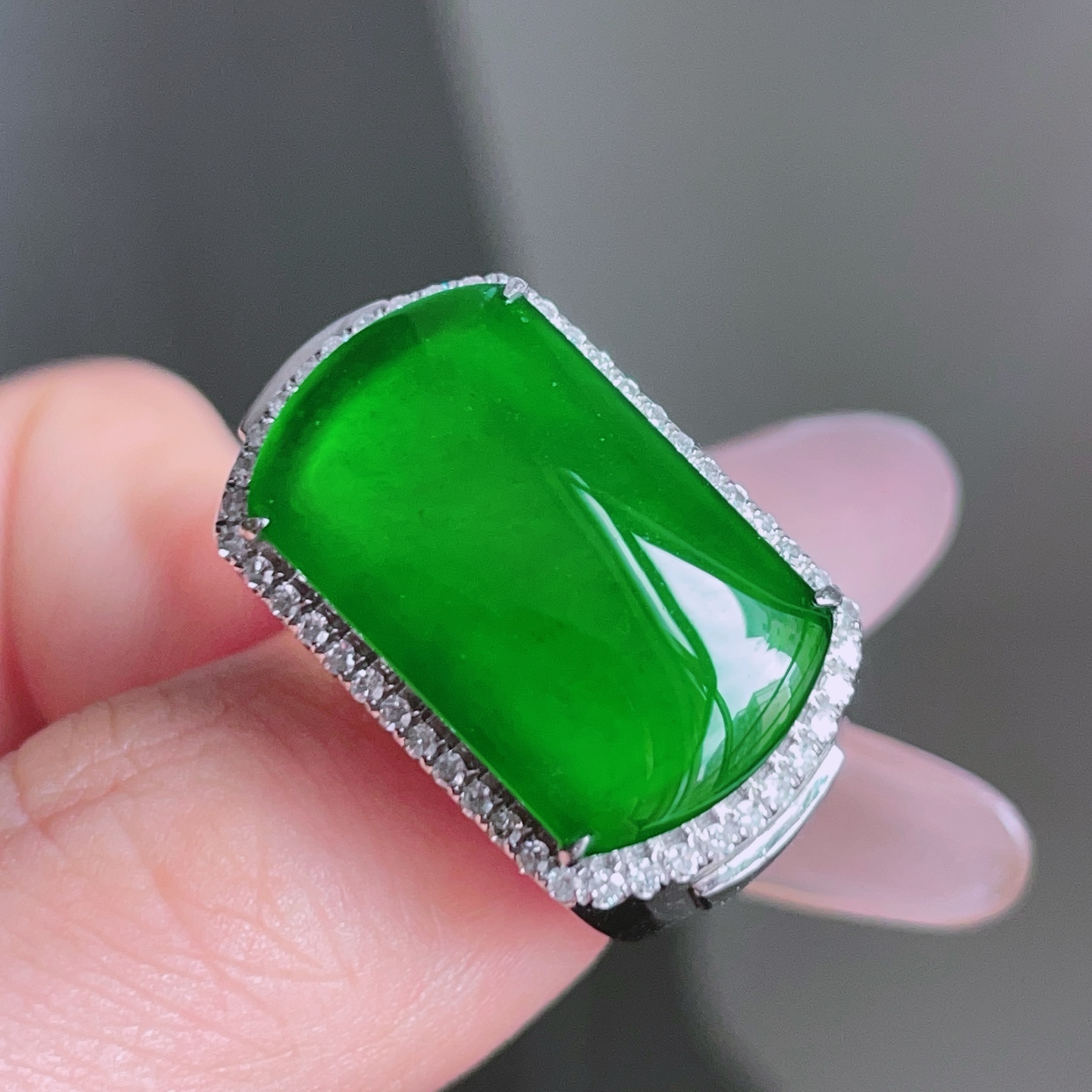 ️ 冰辣绿马鞍戒指，色泽浓郁，种老水润，18k金镶嵌，裸石 19.3/11.8，圈口 18