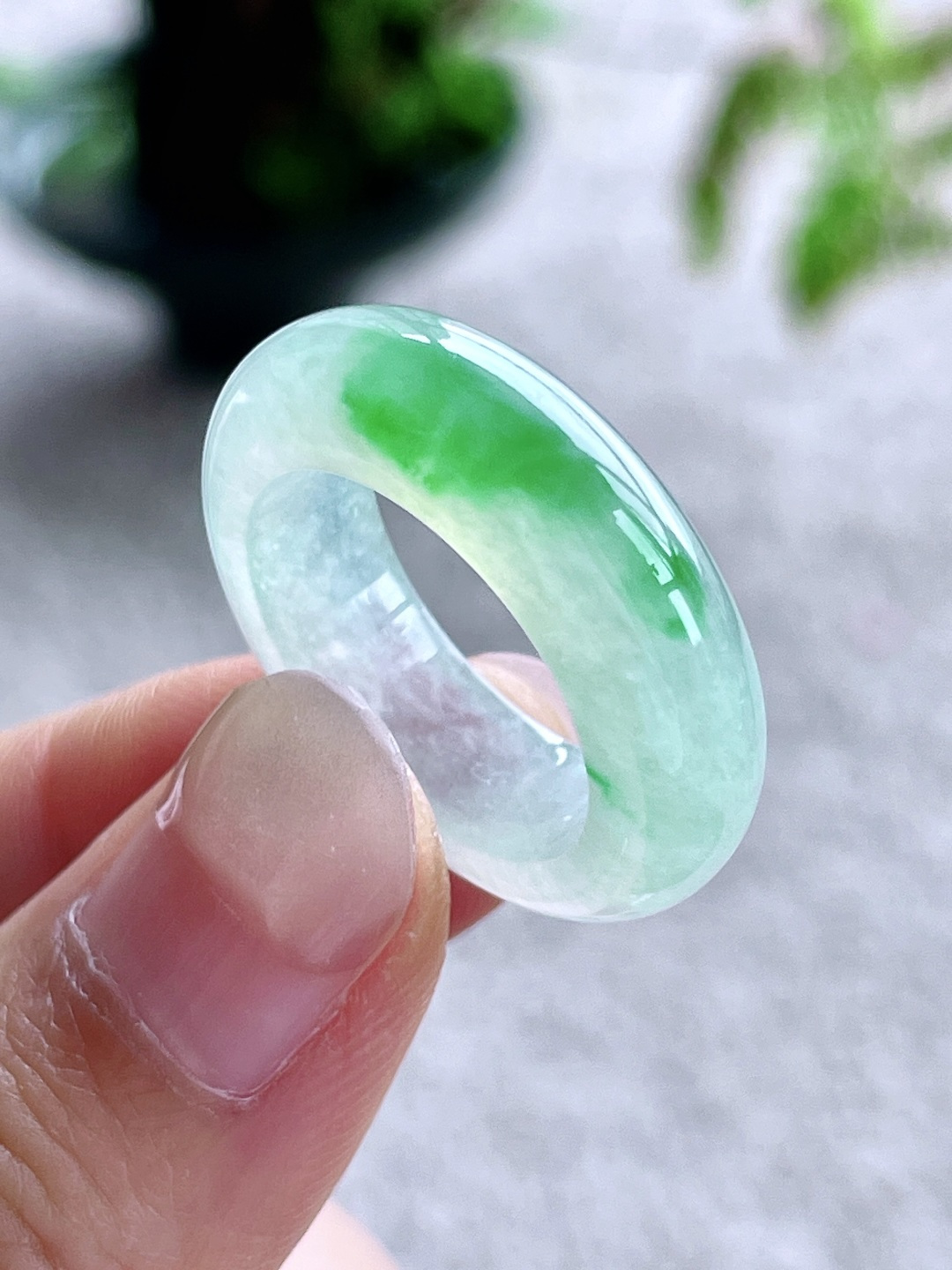 高冰飘绿花戒圈指环，缅料，无裂，性比高，飘花，尺寸7.3-4.5，圈口18号，重量7克