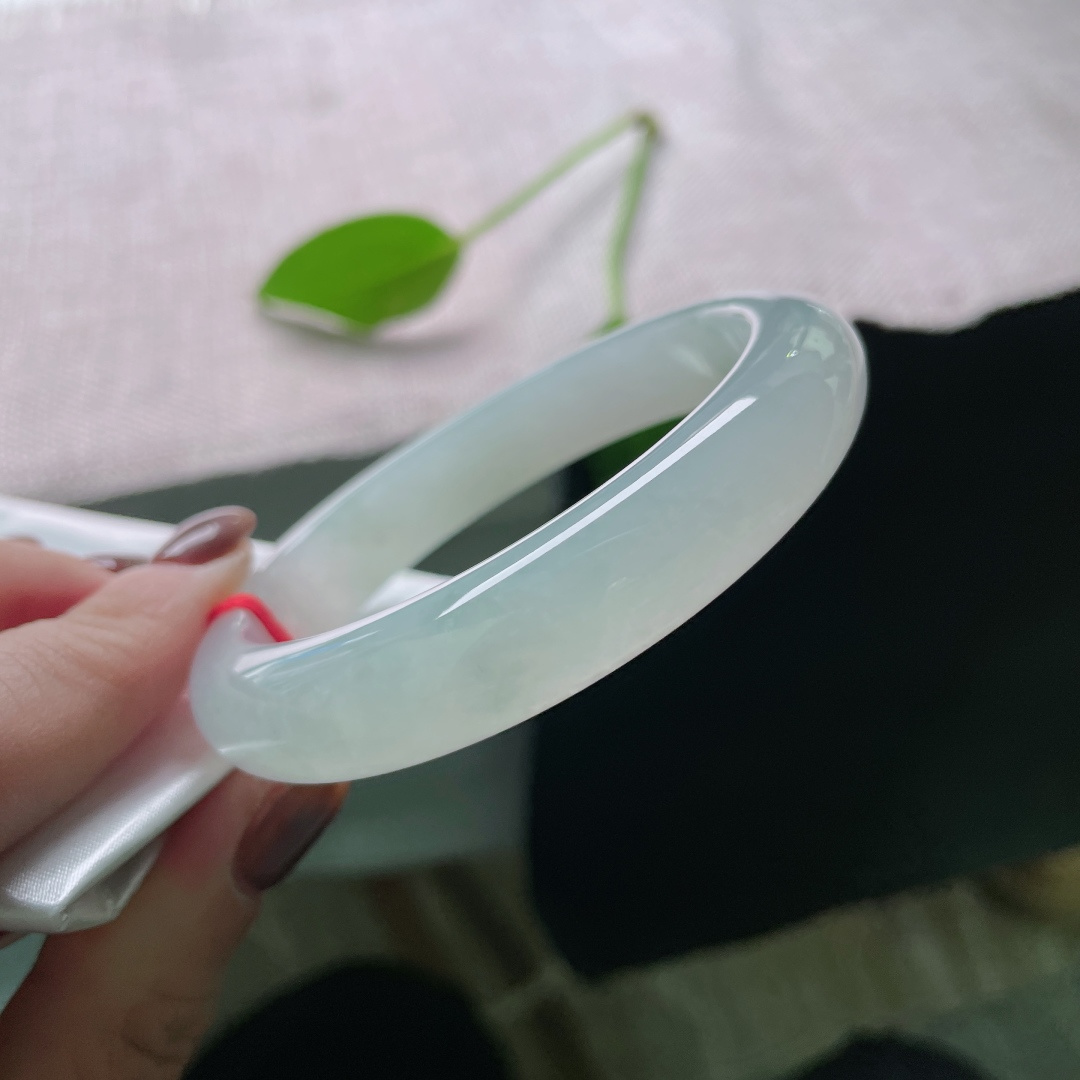 56.6/11.9/8.3，白月光正圈，似月光坠入凡尘，凝作腕间玉镯，种老，无裂，ss48837a