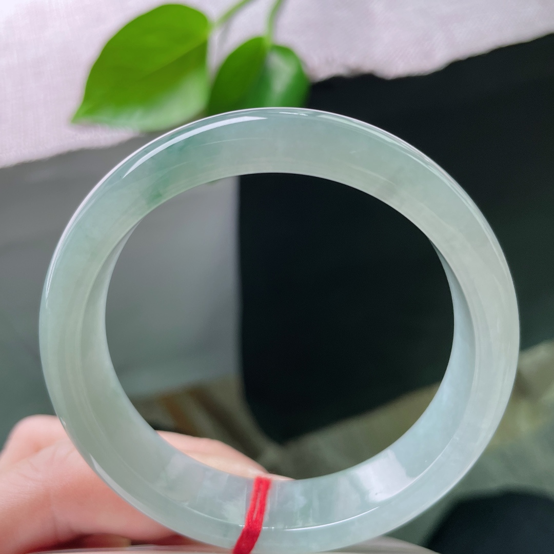 56.7/13.6/7.8，冰蓝底正圈，冰肌玉骨。如薄雾笼纱，天然纹理勾勒出不刻意的灵动，无裂，ss