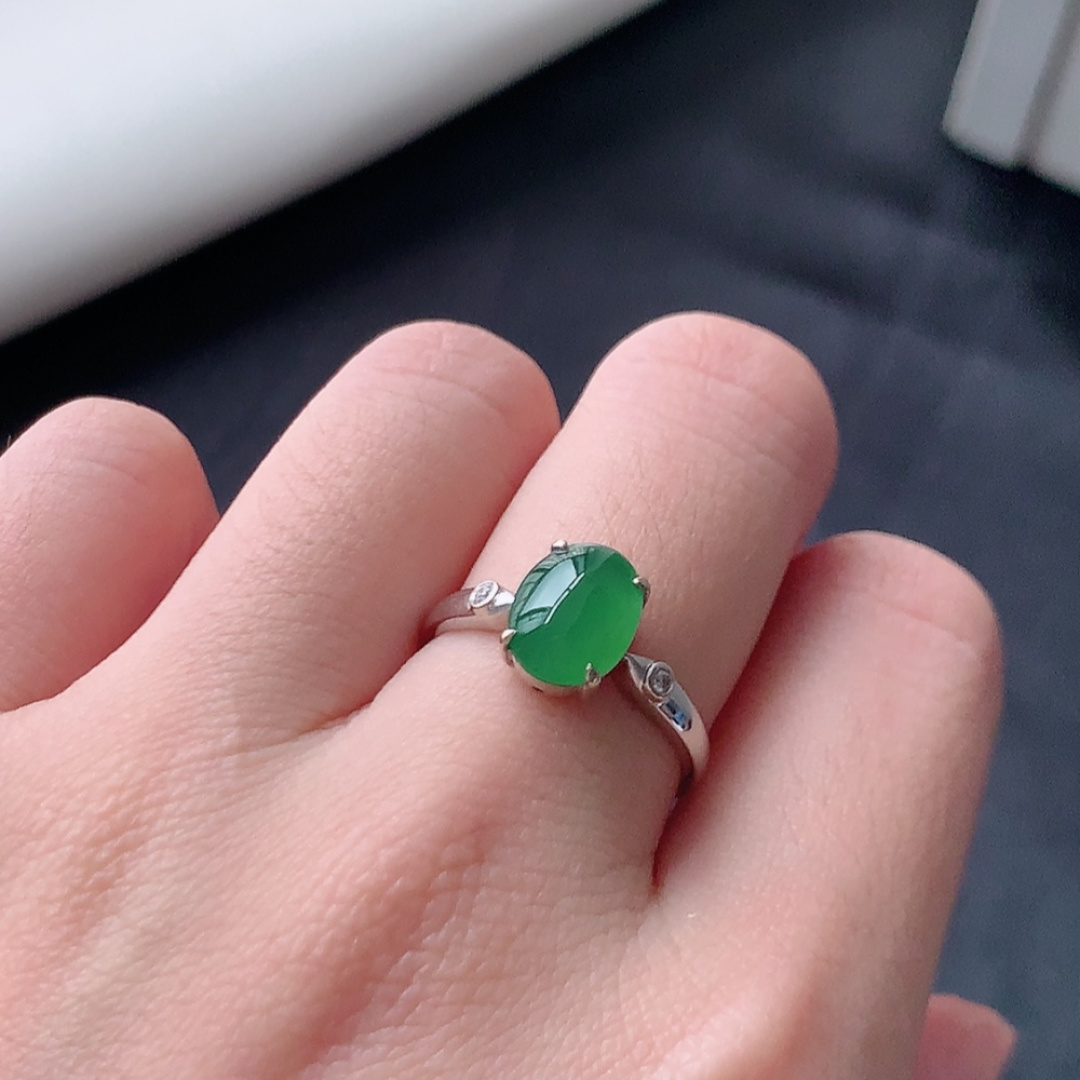冰阳绿女戒。莹莹青翠，种老无裂水润，佩戴温婉优雅，货号79428，8.9/6.7/2.6