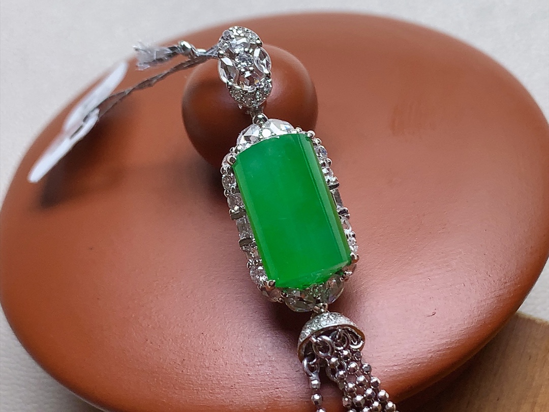 ️ 冰种阳绿马鞍形吊坠 18K，色泽漂亮，品相，无裂，尺寸56/9.5/10.3，12/7.5