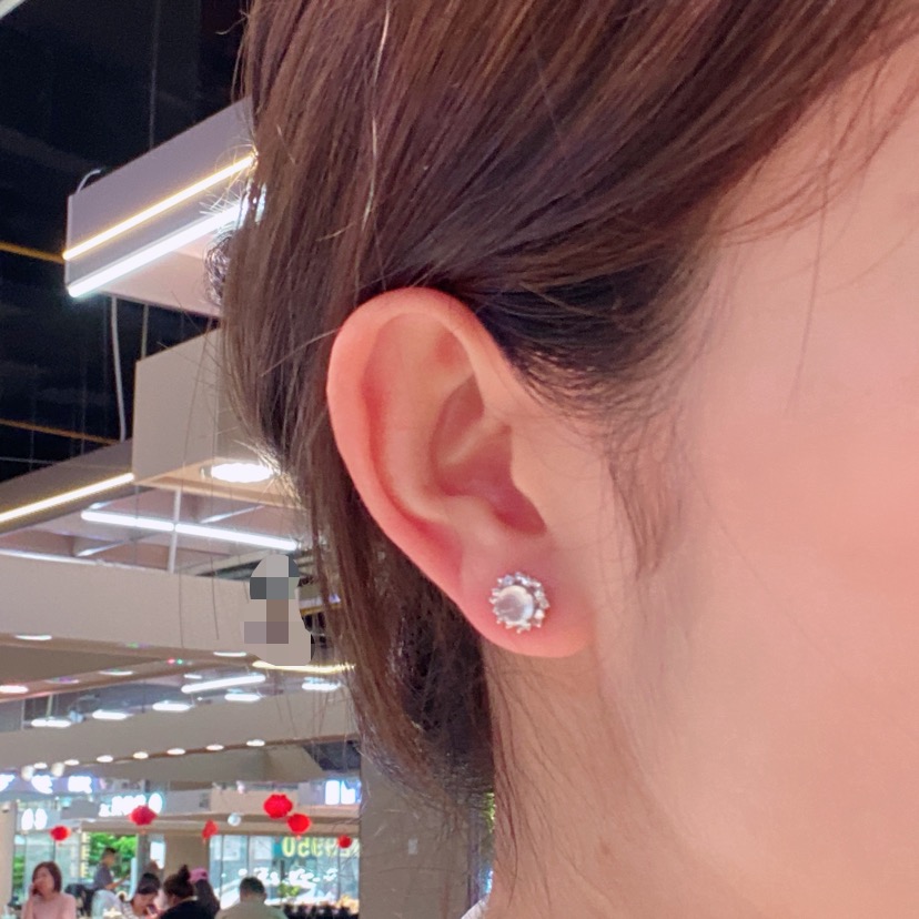 高冰蛋面耳钉，通透如冰，荧光流转，18k金镶嵌，珠宝感十足，尺寸如图一，实物更美～，8.3/6.8