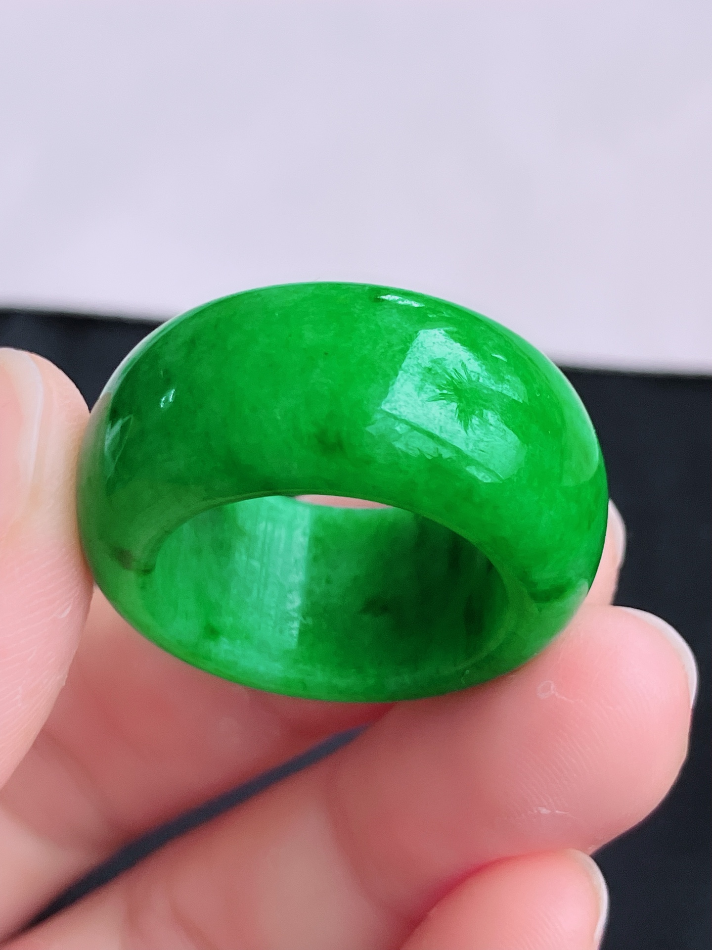 ️，阳绿扳指，色美大气，尺寸19/13/5.3，自然光实拍