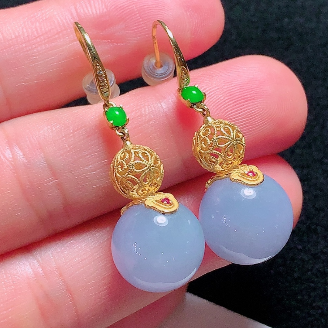 ️18k金镶嵌冰种紫色圆珠耳坠，种老水头好，又冰又润，饱满无裂：41mm裸石：13.7mm，编号