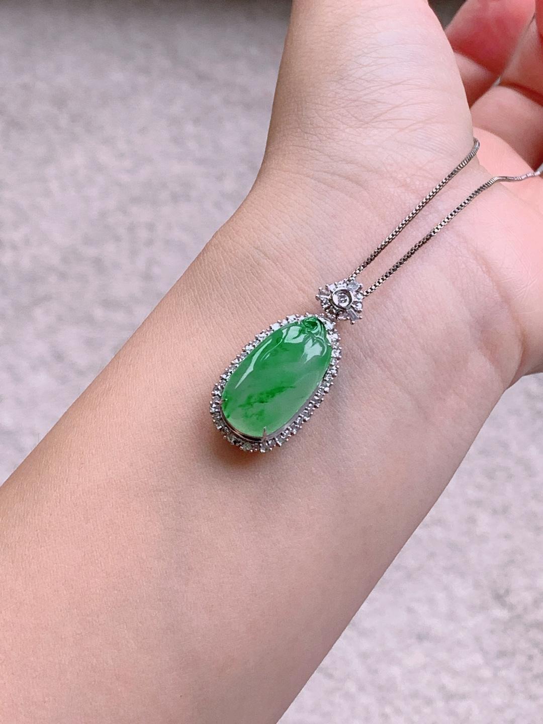 冰种飘花福瓜吊坠，18k金镶嵌，性比高，无裂，尺寸32.1/14.5/9.6，重量4.6克