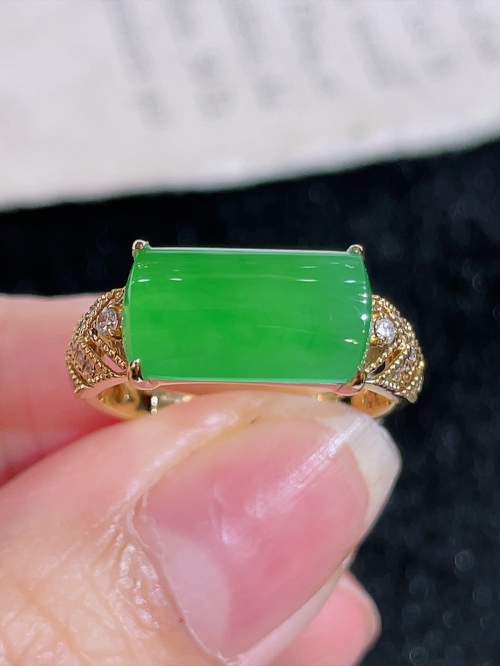 ️冰果绿马鞍戒指，无裂，18k金镶嵌，种水，重金镶嵌，南非钻镶，厚装饱满，高端大气，时尚百搭，性比高，圈口12.5，裸石12.5/7.0/5.5，含金厚